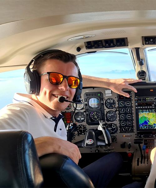 Tim Hittinger, Gründer von GAT, mit Headset im Cockpit