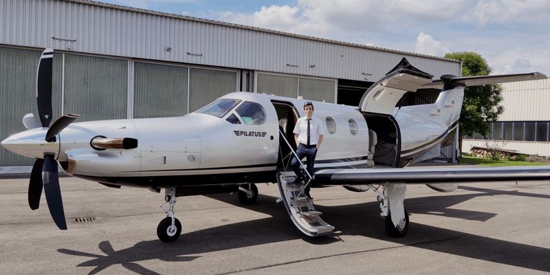 Tim Hittinger an der Einstiegstreppe einer Pilatus PC-12