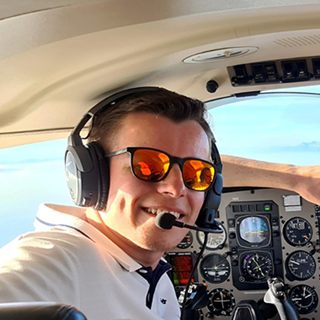 Porträt von Tim Hittinger mit Headset im Cockpit